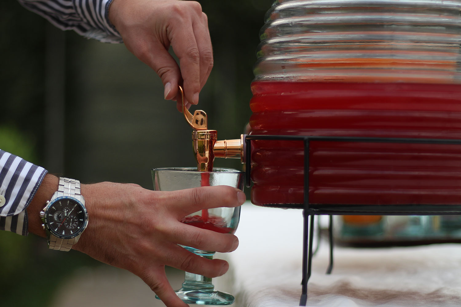 shelf-dispenser-spigot-beverage-iron-black-accessories